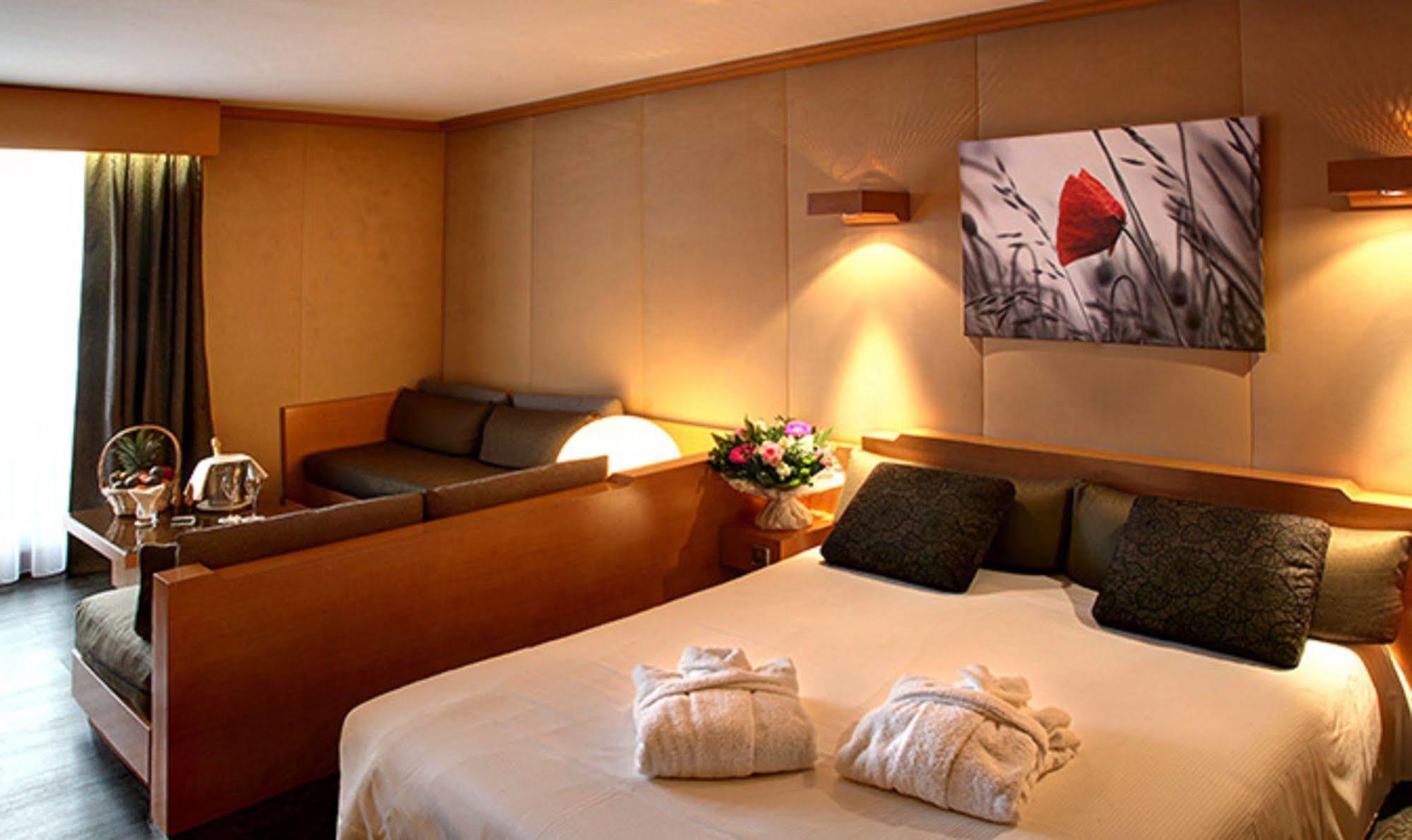 Amiraute Hotel Golf Deauville Touques Exteriör bild